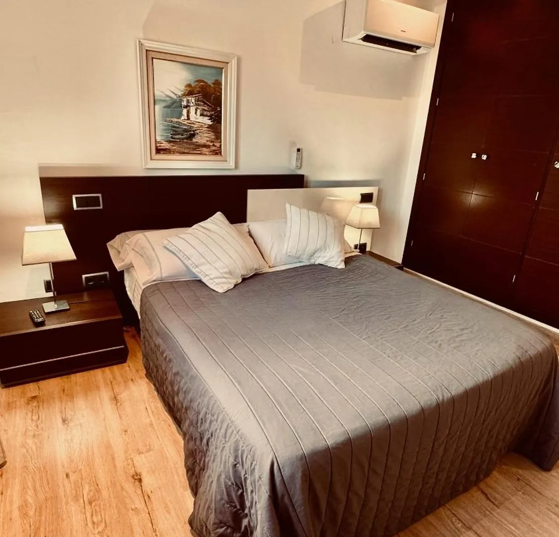 Red House Bed & Breakfast Llucmajor  Séjour chez l'habitant